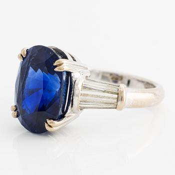 Ring in 18K white gold with a faceted oval sapphire and modified baguette-cut diamonds.