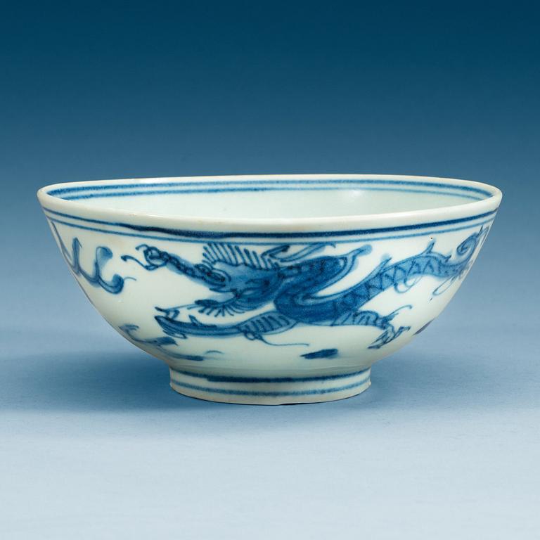 A blue and white Transitional bowl, 17th Century.