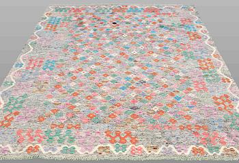 A CARPET, Kilim, ca 305 x 208 cm.