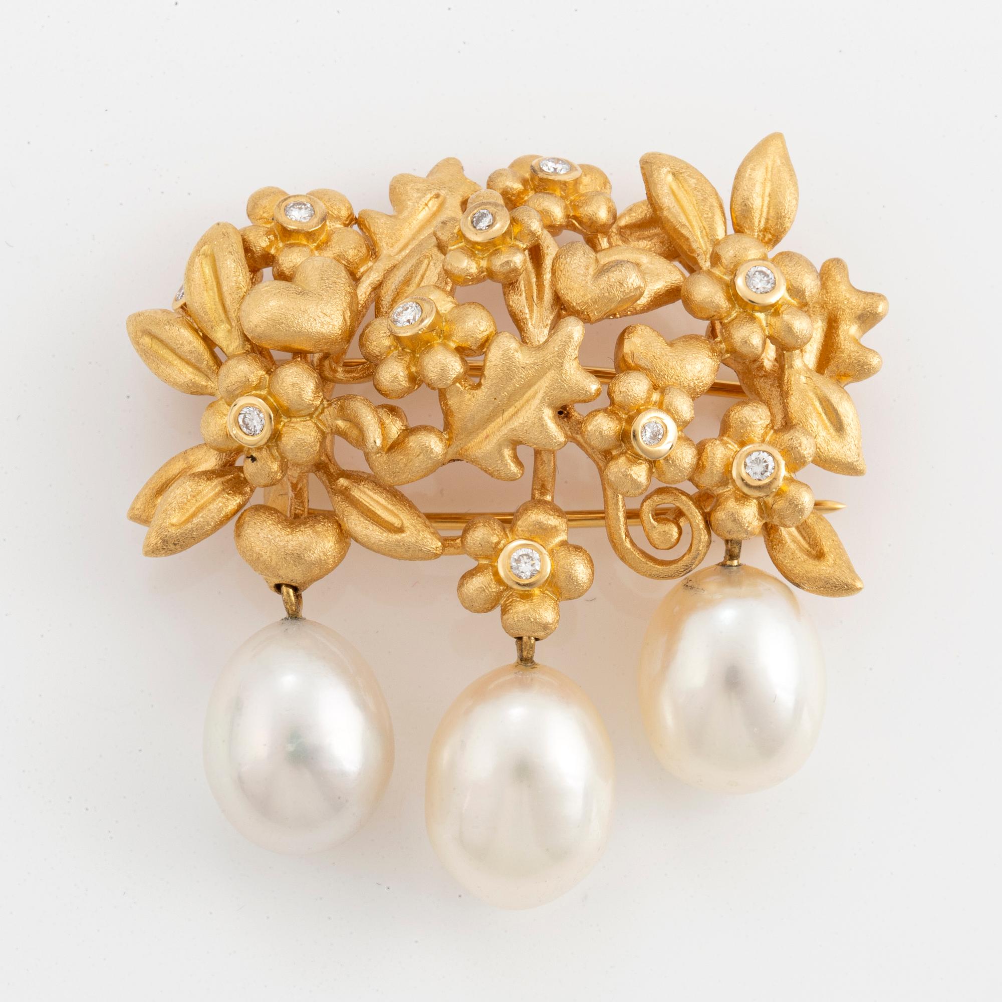 An 18K gold Ole Lynggaard brooch set with cultured pearls.