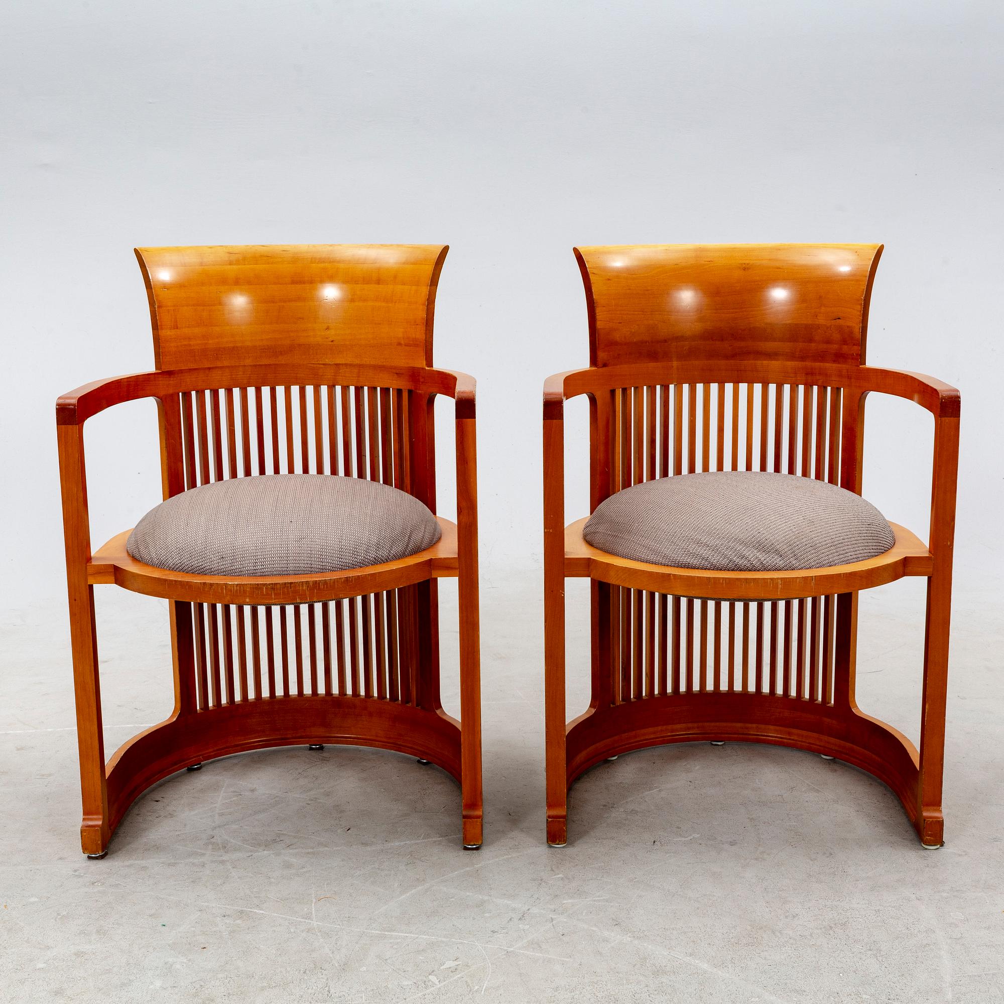 Frank Lloyd Wright, karmstolar ett par, modellnummer 606 "Barrel", Cassina.
