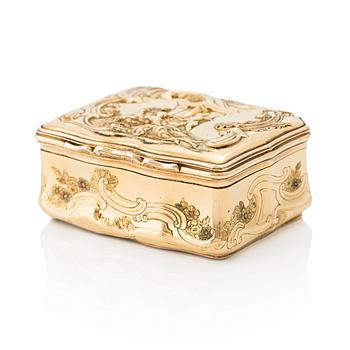 478. An antique German gold repoussé snuffbox with interior gouache miniature, retailed by Jahn & Bolin, St Petersburg c.1840.