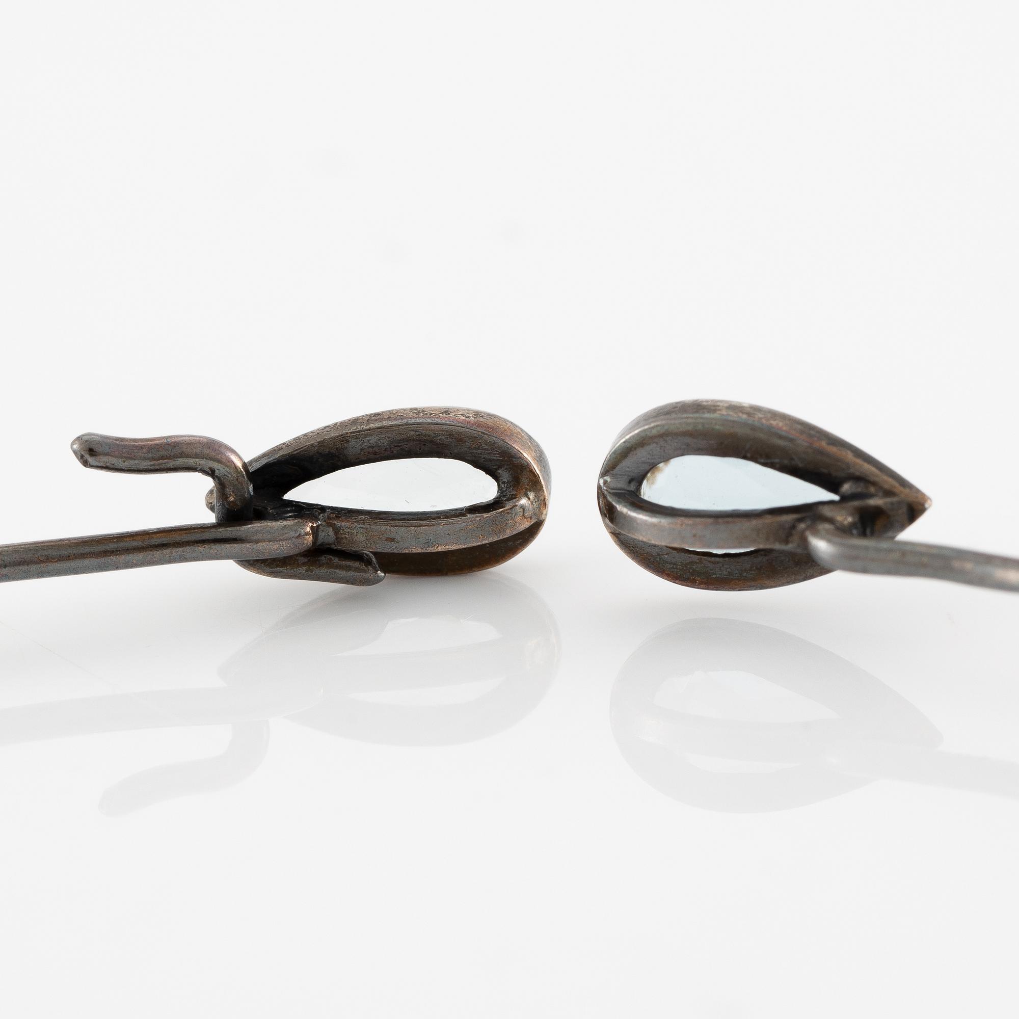 Armring, 18K gold with two drop-shaped aquamarines.