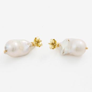 Earrings 18K yellow gold with cultured baroque-shaped freshwater pearls and brilliant-cut diamonds.