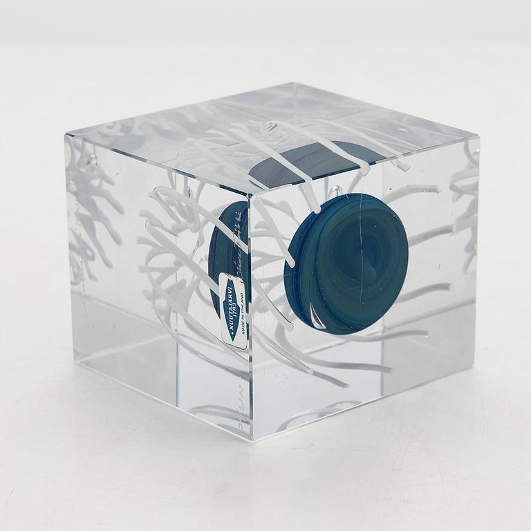 Oiva Toikka, årskub, signerad Oiva Toikka, Nuutajärvi 1990, numrerad 26/2000.