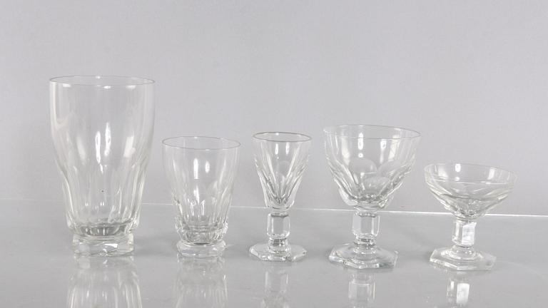 GLASSERVISDELAR, ca 50 delar. 1930/40-tal.