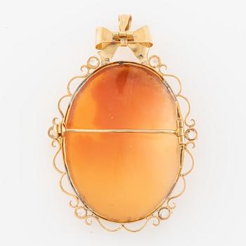 Pendant/brooch in 18K gold with shell cameo and white stones.