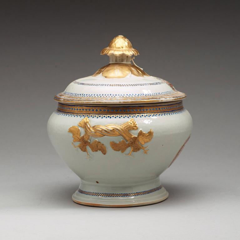 An enamelled tureen with cover, Qing dynasty, Jiaqing (1796-1820).