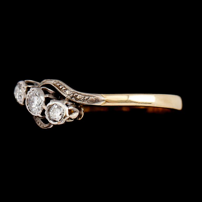 RING, 18 k guld med 3 briljantslipade diamanter, England, 1900-talets första hälft. Vikt ca 3 gram.