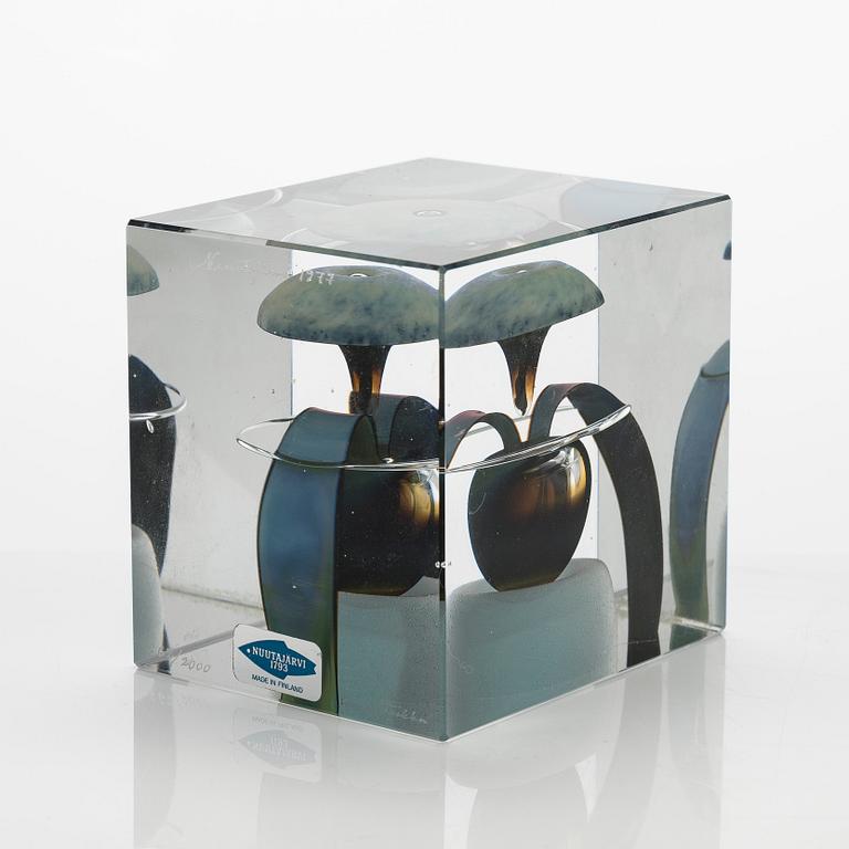 Oiva Toikka, vuosikuutio, signeerattu Oiva Toikka, Nuutajärvi 1977, numeroitu 662/2000.