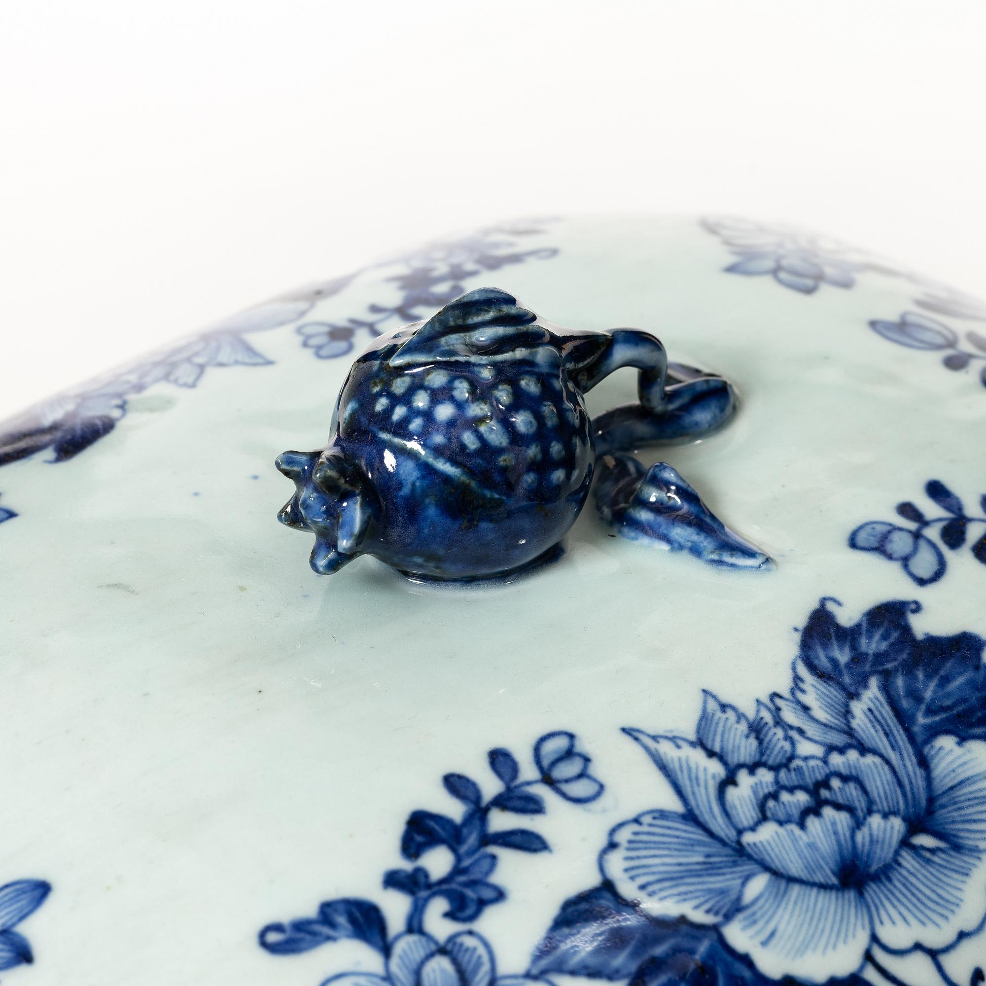 Terrin med lock, kompaniporslin, Kina, Qing dynastin, Qianlong 1736-95.