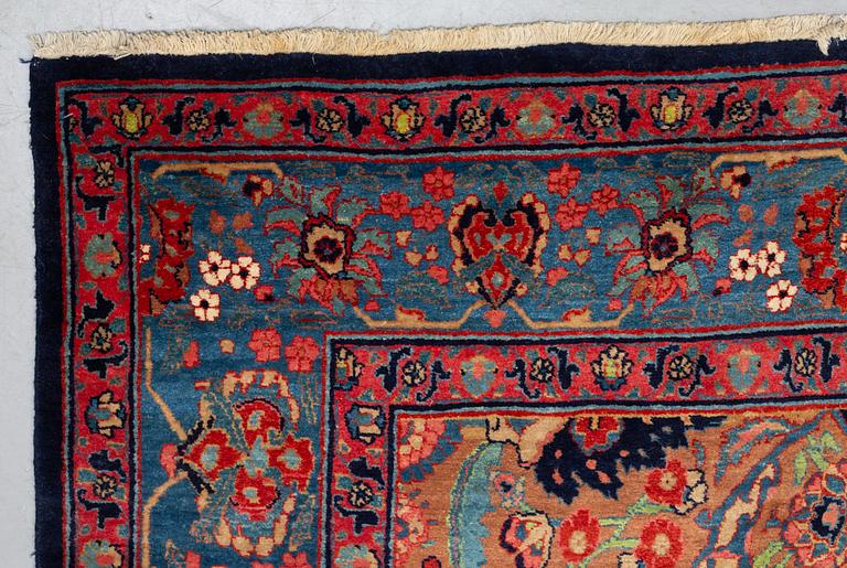 Matto, a semi-antique Yazd probably, ca 409-420 x 325,5-333,5 cm.