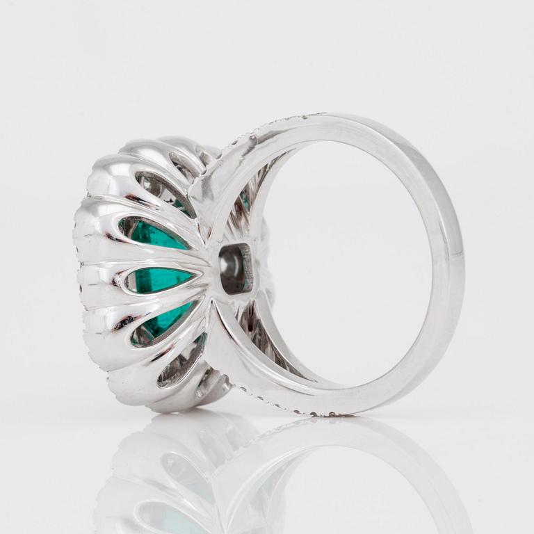 RING med zambisk smaragd (minor oil) 5.35cts, briljantslipade diamanter totalt 1.76ct.