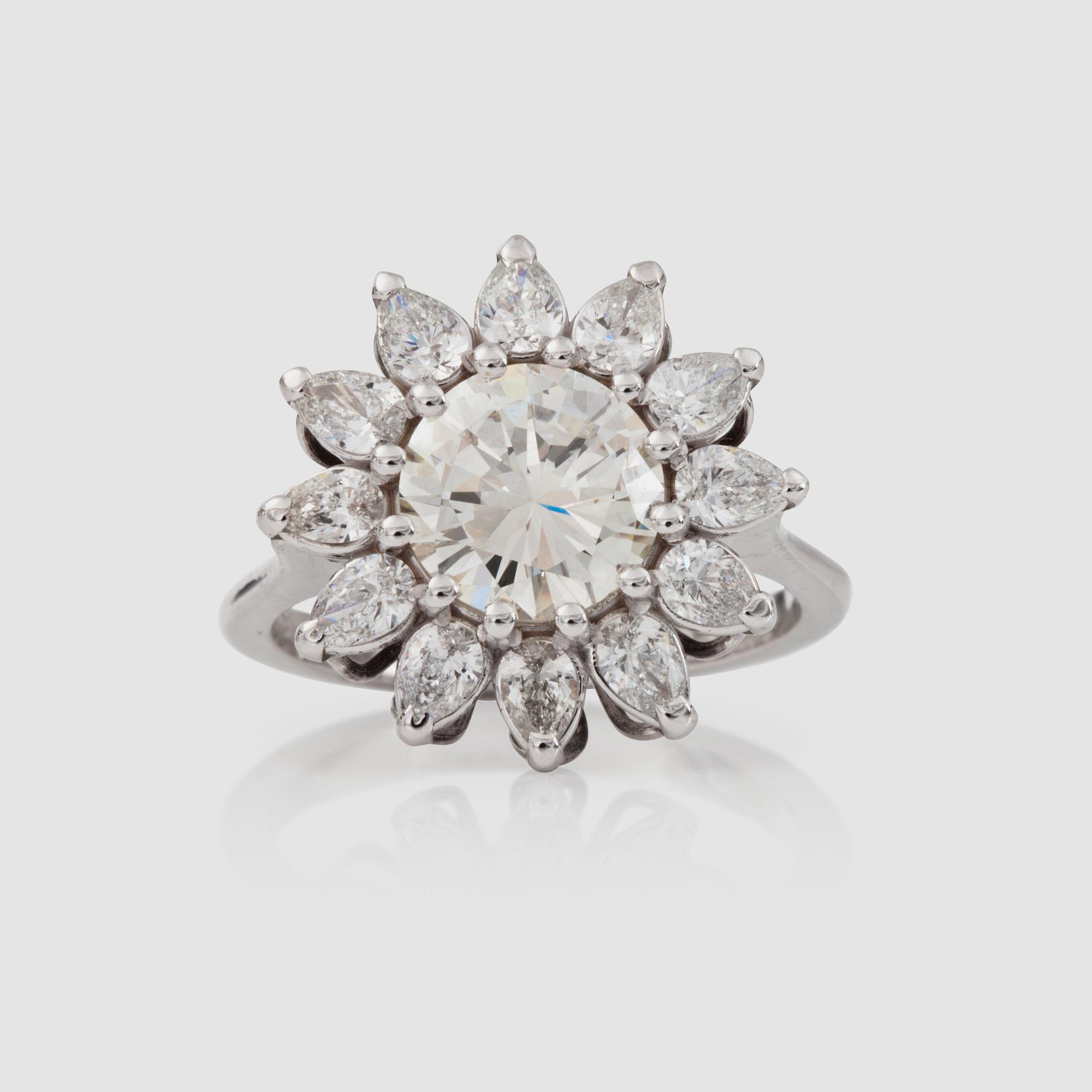 RING med en ca 2.27 ct briljantslipad diamant samt droppformade diamanter totalt ca 1.20 ct.