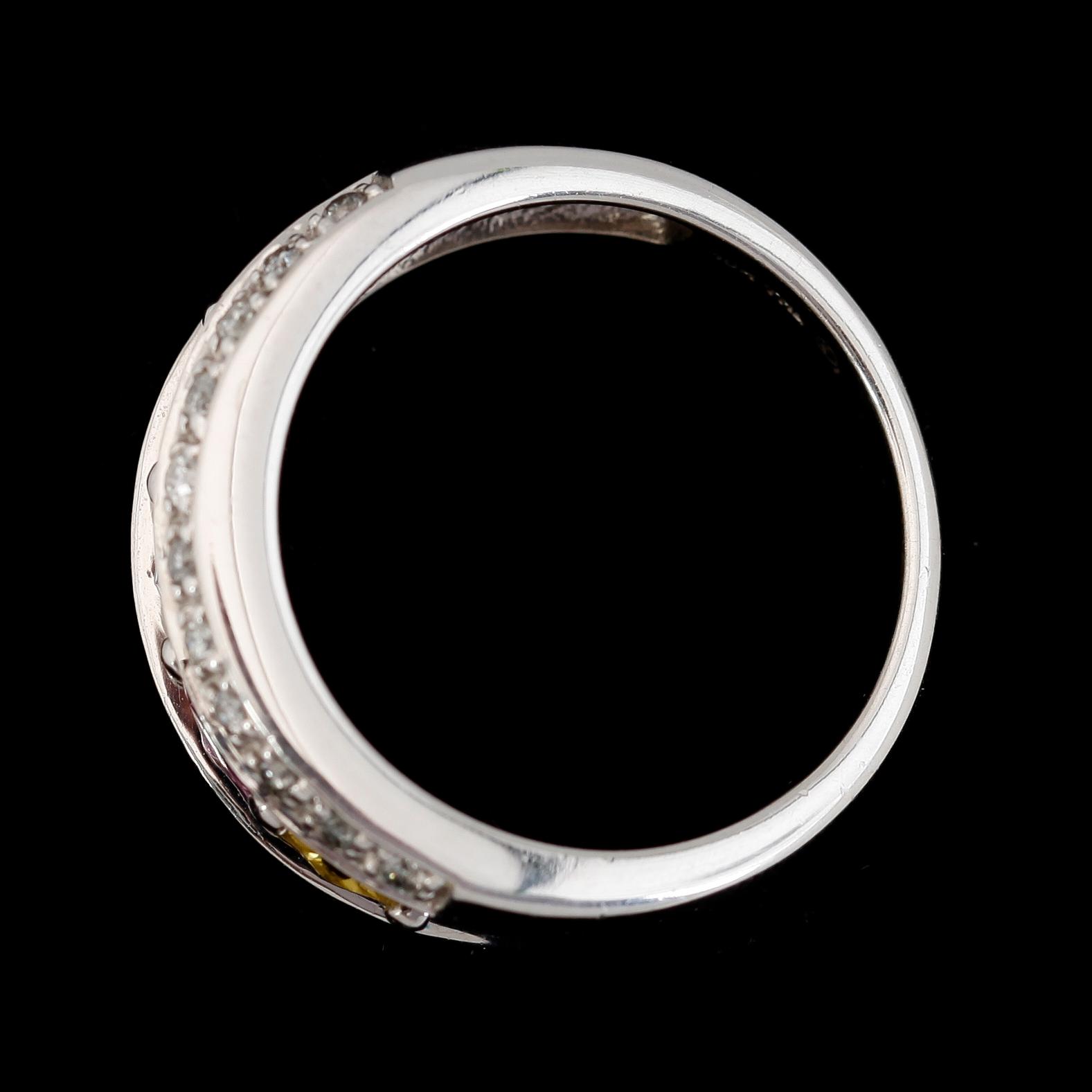 RING, 10K vitguld, diamanter tot ca 0.25 ct och flerfärgade safirer. Total vikt ca 4 g.