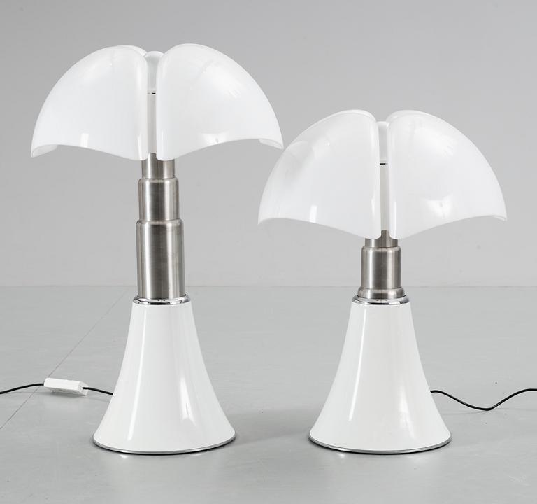 A pair of Gae Aulenti 'Pipistrello' white lacquered steel and plastic table lamps by Martinelli Luce, Italy.