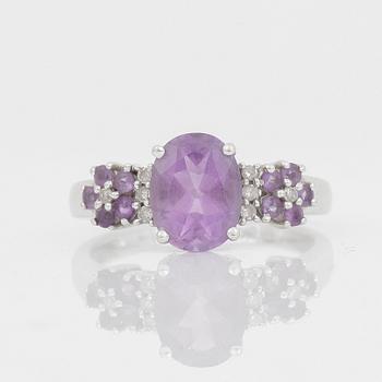 RING, vitguld 9 k, ametister, diamanter, engelska stämplar. Vikt ca 2 gram.