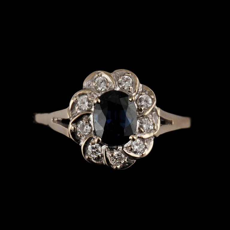 RING, 18k vitguld med 9 briljantslipade diamanter, 0.12 ct samt fasettslipad blå safir, importstämplad. Vikt 3 g.