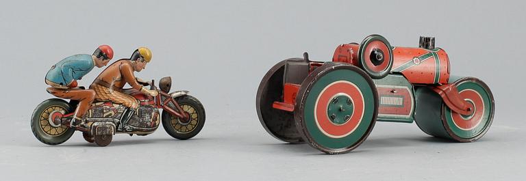 LEKSAKER, 2 st, ångvält samt motorcykel, 1950- resp 1920-tal.