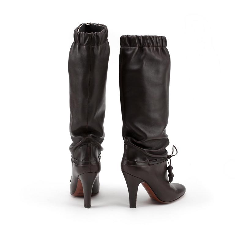 Yves Saint Laurent, YVES SAINT LAURENT, a pair of black boots.Size 37.