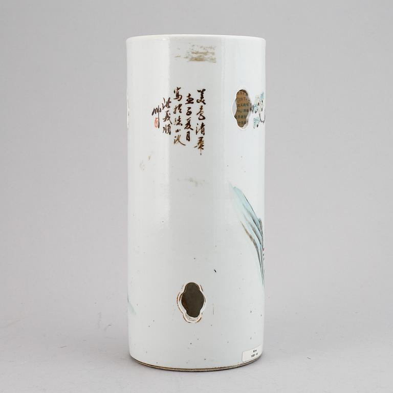 A Chinese famille rose porcelain hat stand, first half of the 20th century.
