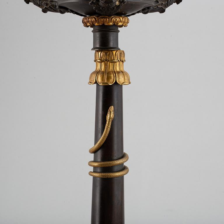 BORDSLAMPA, förgylld och patinerad brons, empire, 1800-talets första hälft.