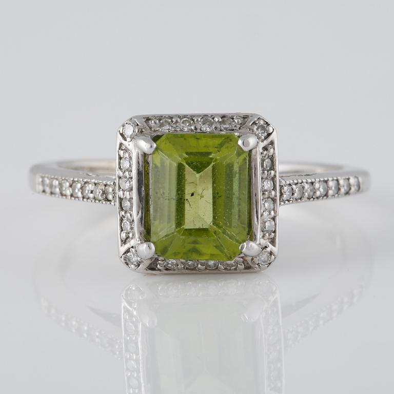 RING, 14K vitguld med åttkantslipade diamanter och fasettslipad peridot. Vikt 3,8 gram.