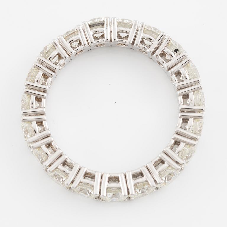 Ring helallians, 18K vitguld med briljantslipade diamanter.