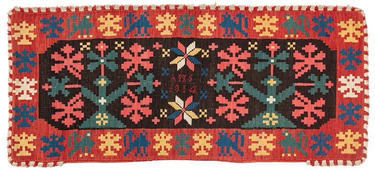 A carrige cushion, ”Stiliserade Ekar”, flat weave, ca 119 × 52 cm, signed AMS, dated 1814.