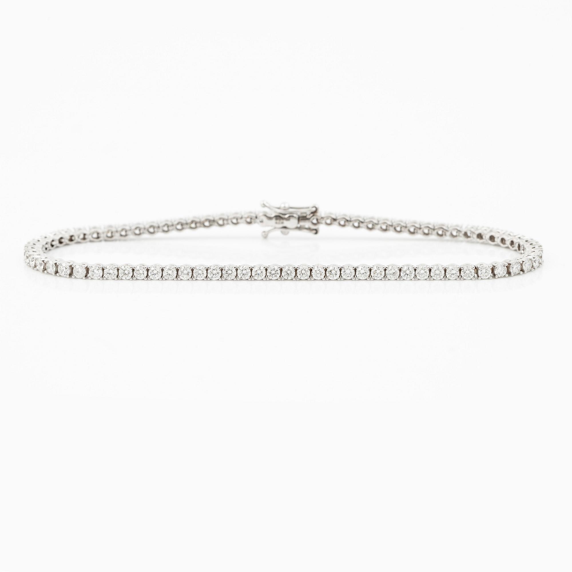 Tennis bracelet 18K white gold with round brilliant-cut diamonds.