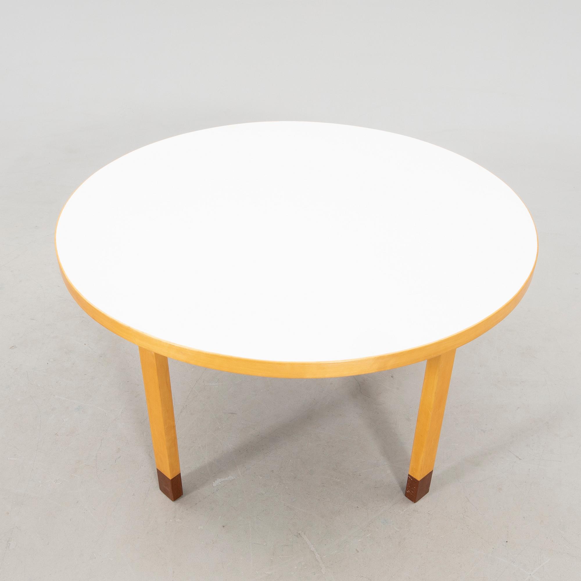 Alvar Aalto, matbord, modell 91, Artek, Finland, sent 1900-tal.