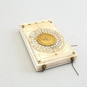 TIDVISARE med KOMPASS Ekvatorialsolur. Ben, mässing, glas, daterad 1667.
