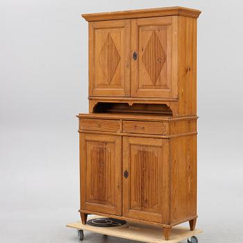 Skåp, sengustavianskt, omkring år 1800.