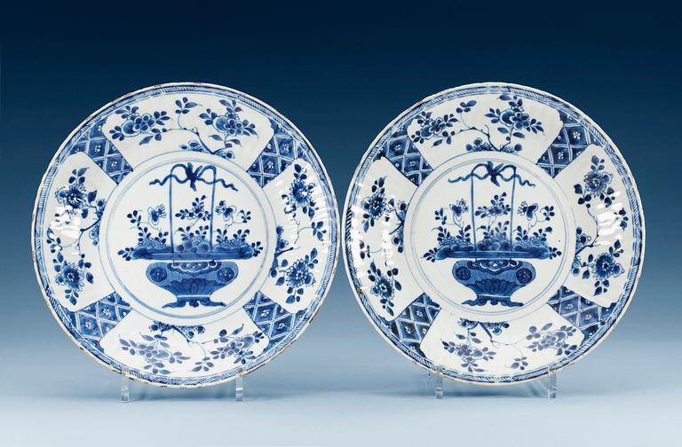 A pair of blue and white dishes, Qing dynasty, Kangxi (1662-1722). (2).