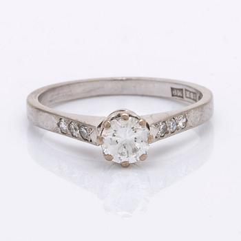 Elon  Arenhill ring 18k vitguld med 1 briljant ca 0,43 ct och diamanter 8/8 ca 0,05 ct, Malmö 1962.