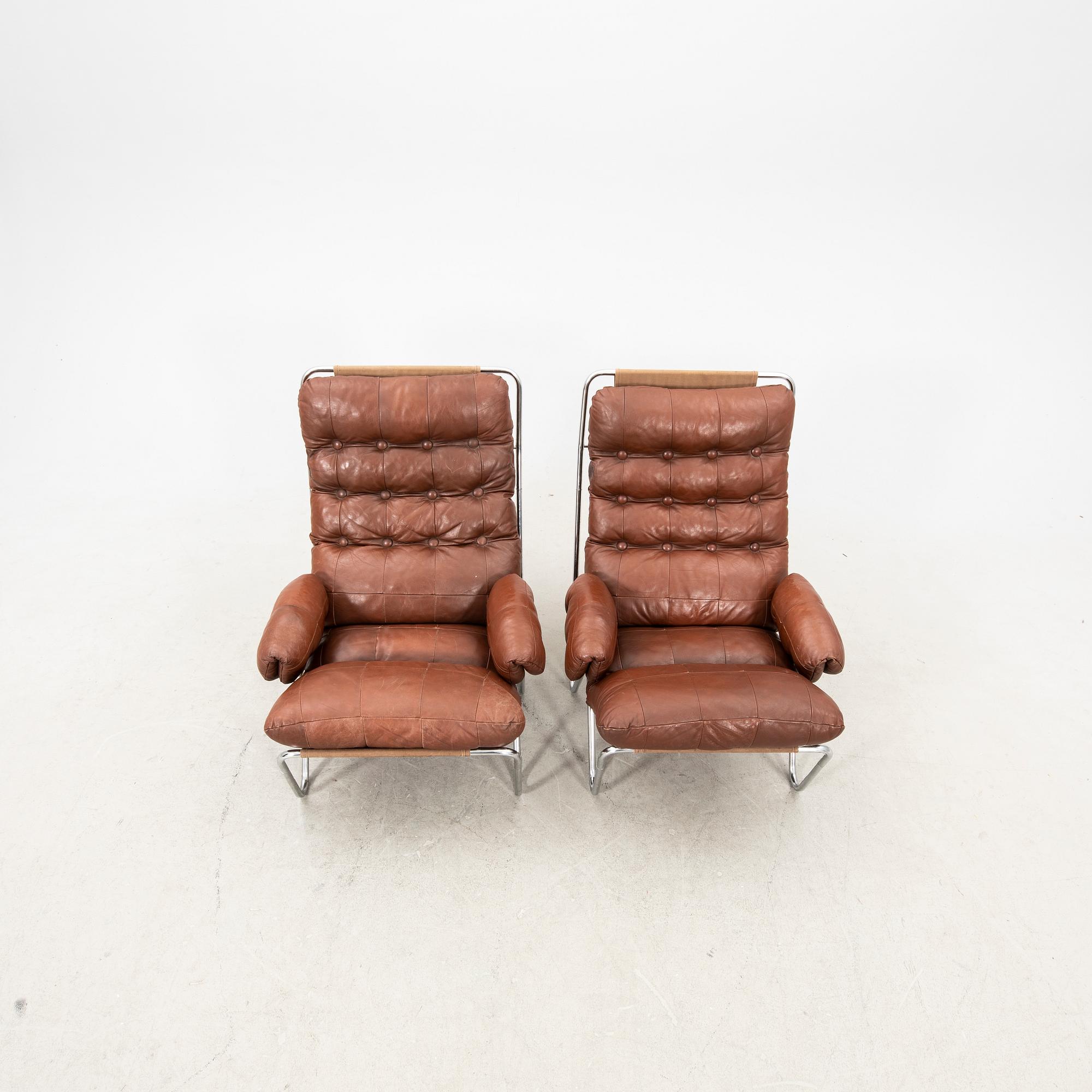 A pair of leather easy chairs from the second half of the 20th century.