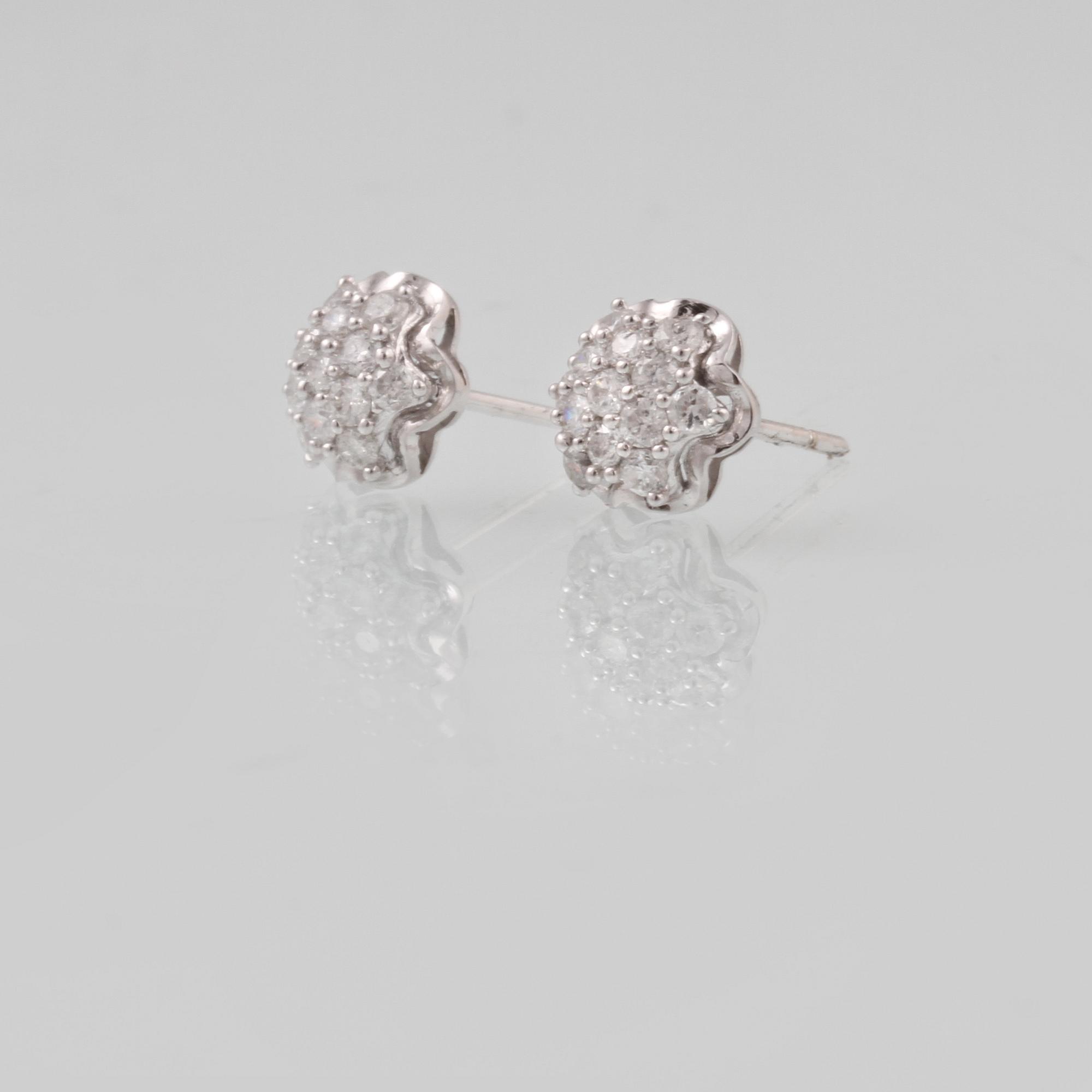 ÖRHÄNGEN, 18K vitguld med briljantslipade diamanter ca 0.59 ct. Vikt 2,0 gram.