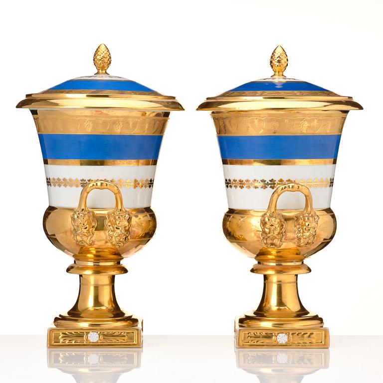 Prakturnor med lock, ett par, porslin. Empire, 1800-talets första hälft.