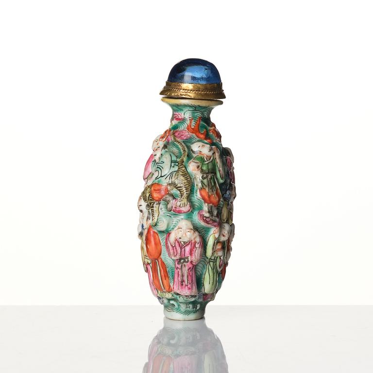 A Chinese porcelain snuff bottle, late Qing dynasty / early 20th century.
