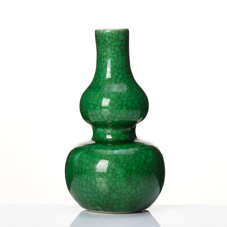 An apple green ge-glazed double gourd vase, Qing dynasty, 19th century.