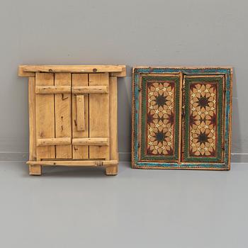 Two odd oriental wooden double doors, 1900-tal.