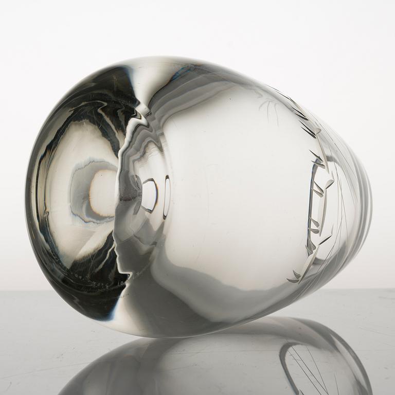 ERKKI VESANTO, taidelasi, kaivertajan signeeraus Käppi, Iittala.