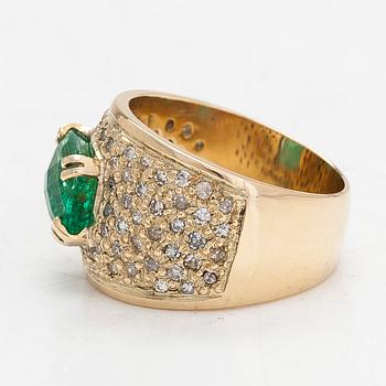 Ring, 14K guld, med en smaragd och diamanter tot ca 0.52 ct.