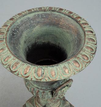 URNOR PÅ SOCKEL, metall, 1900/2000-tal.