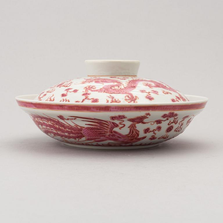 A Chinese porcelain bowl with cover, presumably early 20th century.