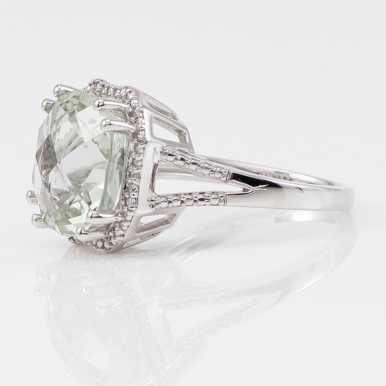 RING, 14K vitguld, mindre diamanter och grön kvarts.