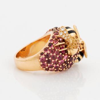 Cartier ring 18K guld och emalj med runda briljantslipade diamanter, safirer och smaragder.
