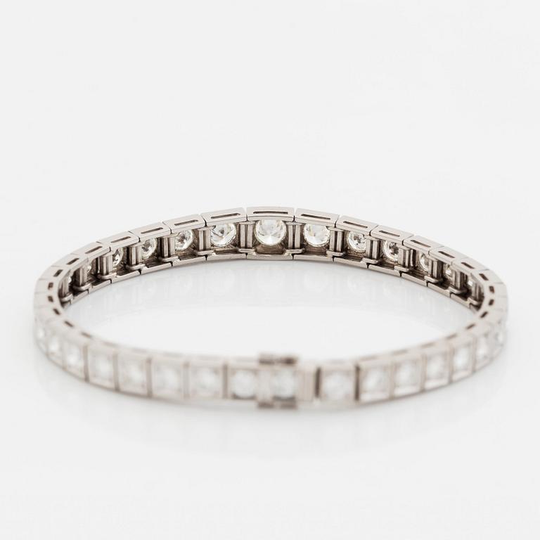 An 18K white gold bracelet set with round brilliant-cut diamonds.