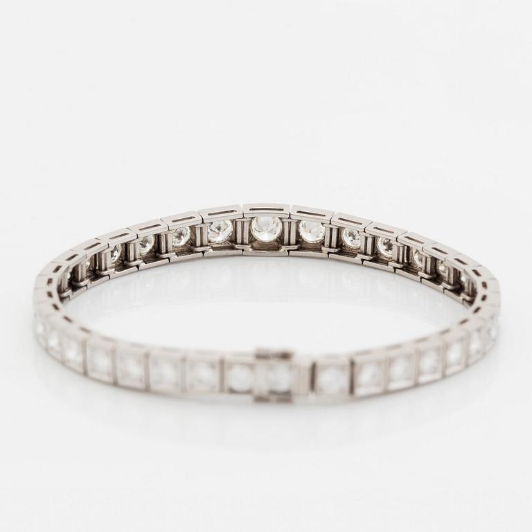 Armband 18K vitguld med runda briljantslipade diamanter totalvikt ca 7.00 ct.