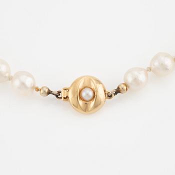 Pearl necklace, with cultured pearls, 18K gold clasp.